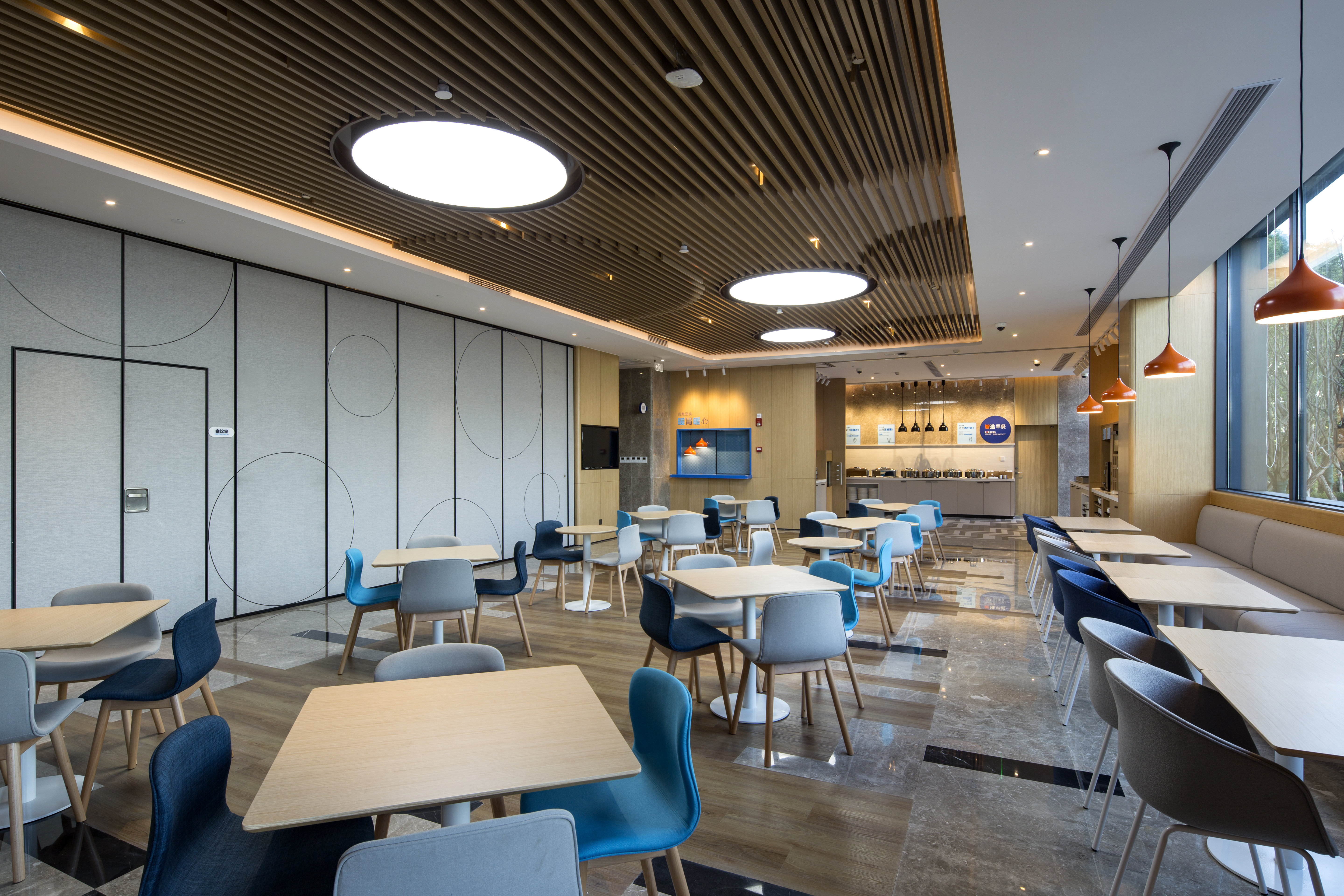 Holiday Inn Express Shanghai Kangqiao 23/33