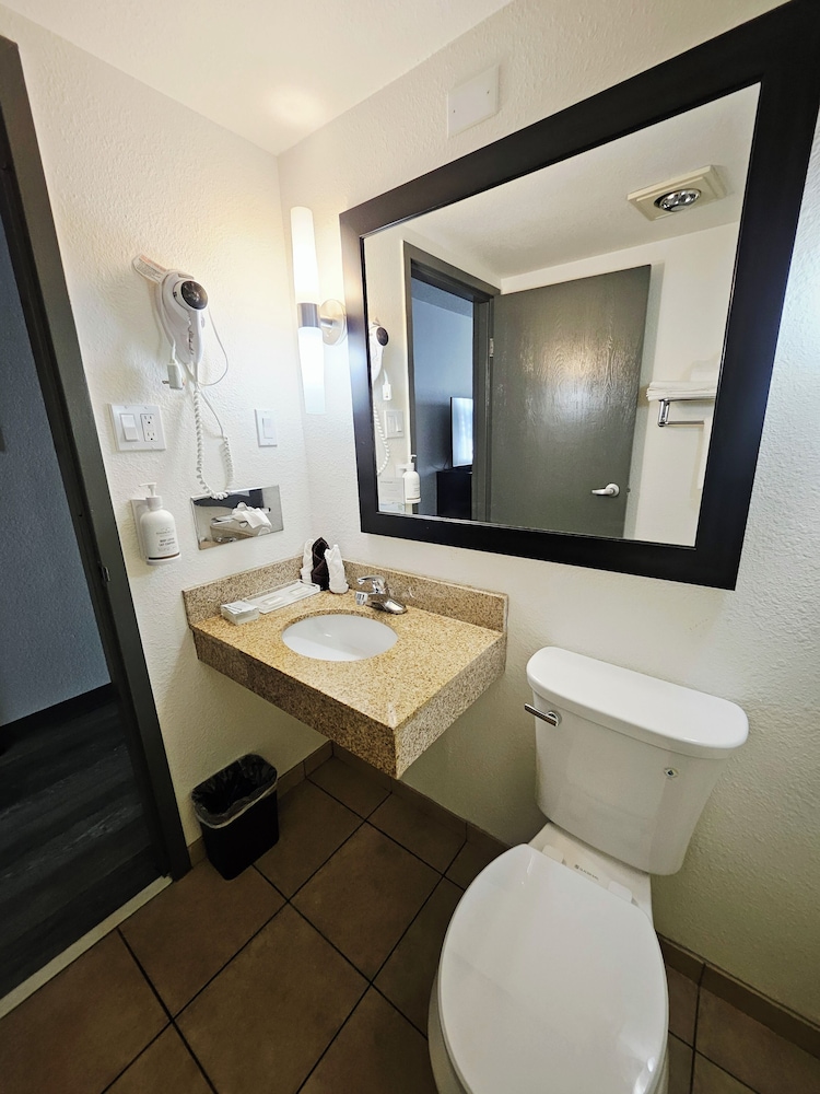 Ramada Plaza by Wyndham Sheridan Hotel and Convention Center 50/50