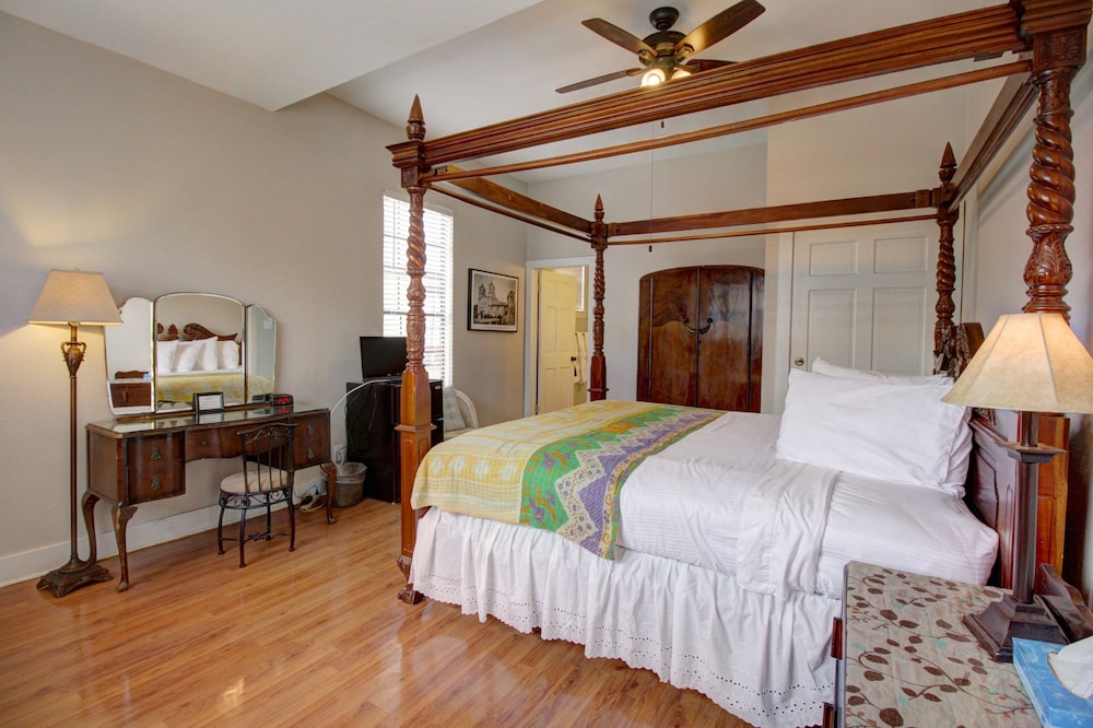 SUPERIOR, COTTAGE, KING BED