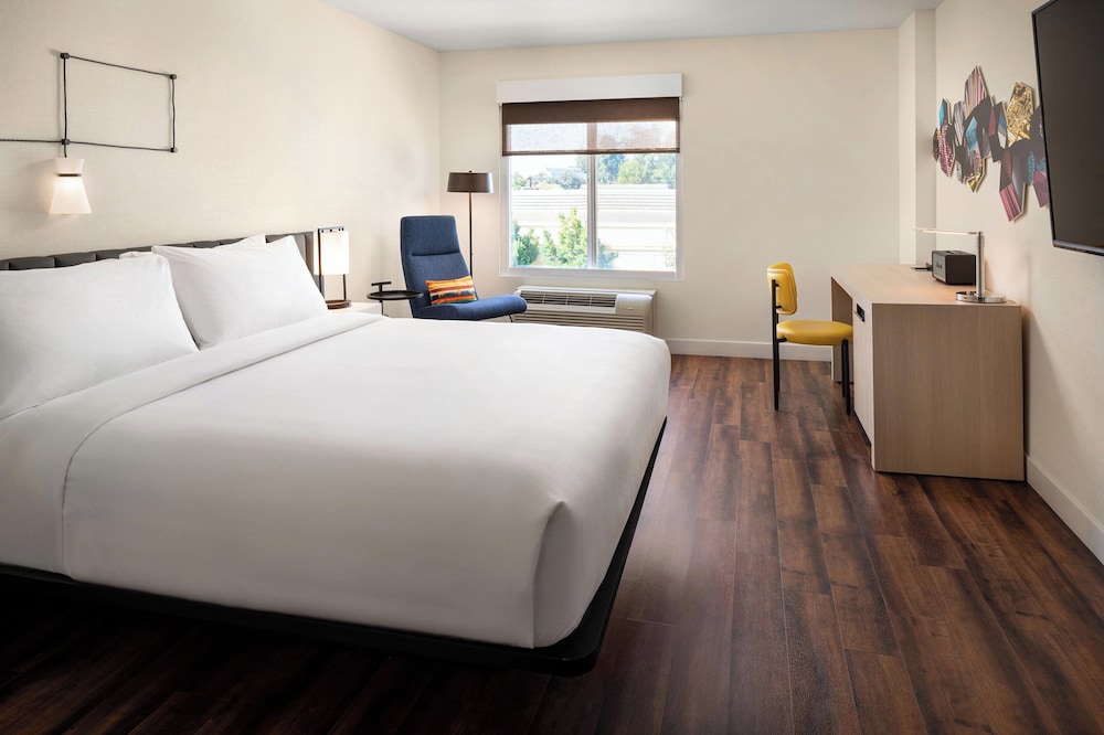 aloft, guest room, 1 king