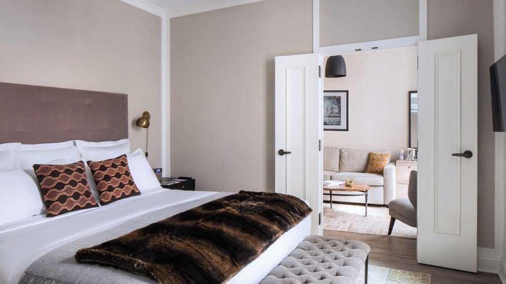 SUITE, KING BED, SOFA