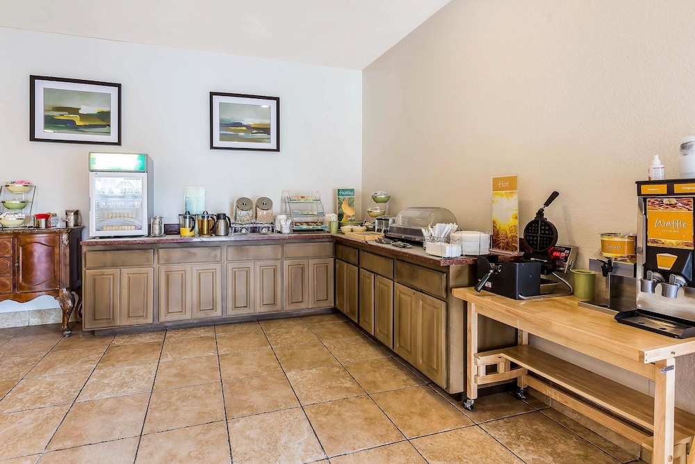 Quality Inn Fallbrook I 15 28/34