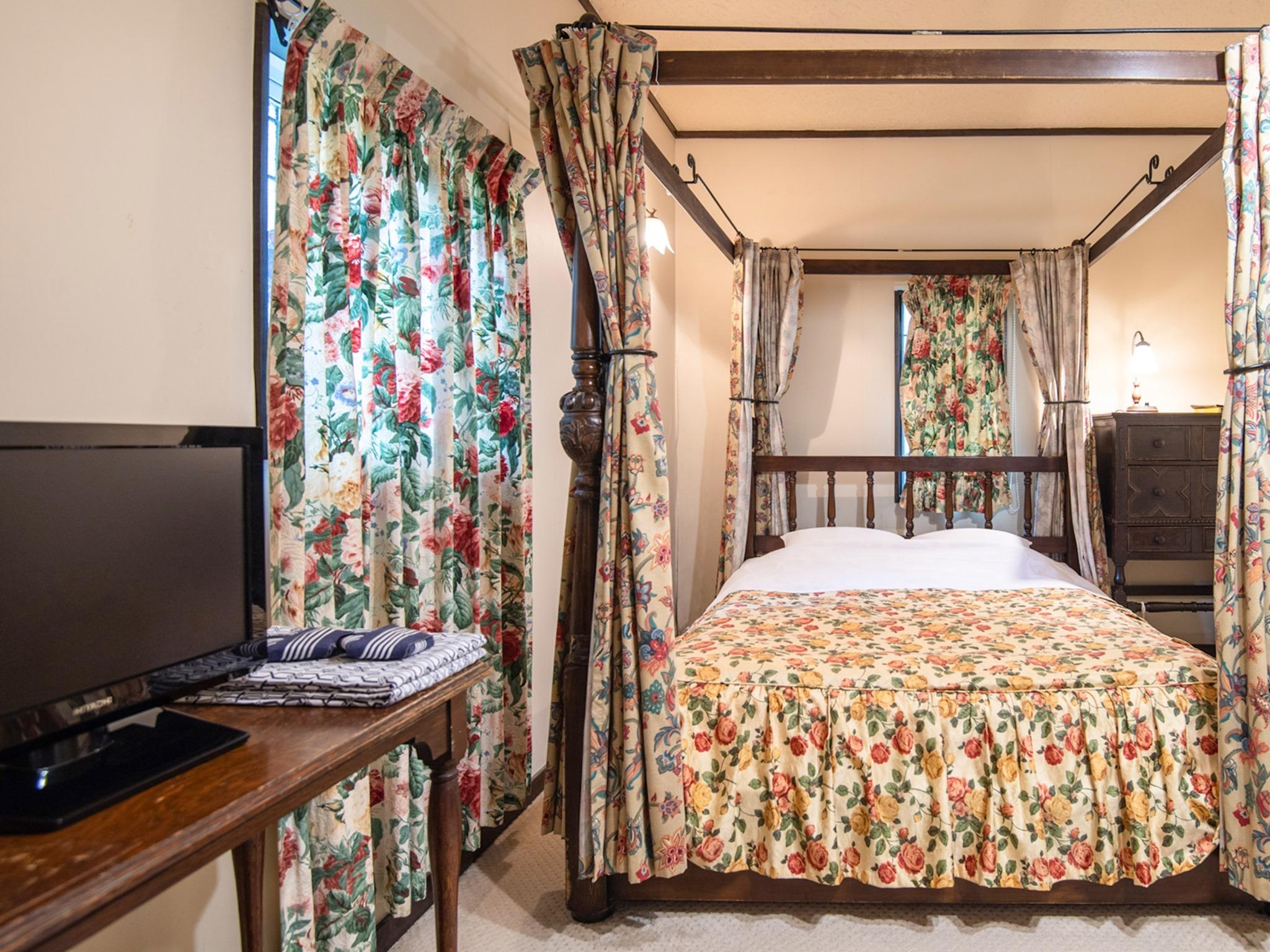 Western, Old, Style, Cottage, Double Bed, Outdoor Bath, Bathtub