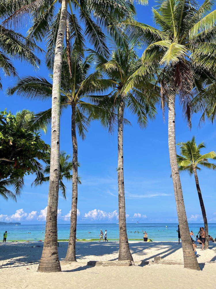 Red Coconut Beach Hotel 43/49