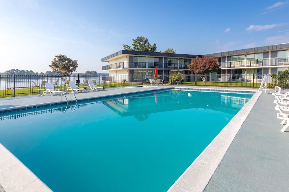 Super 8 by Wyndham Riverside AL 18/44