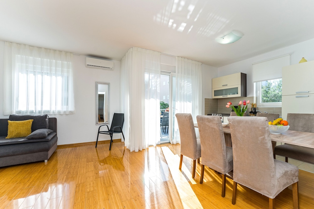 Summer Breeze Apartments 20/45