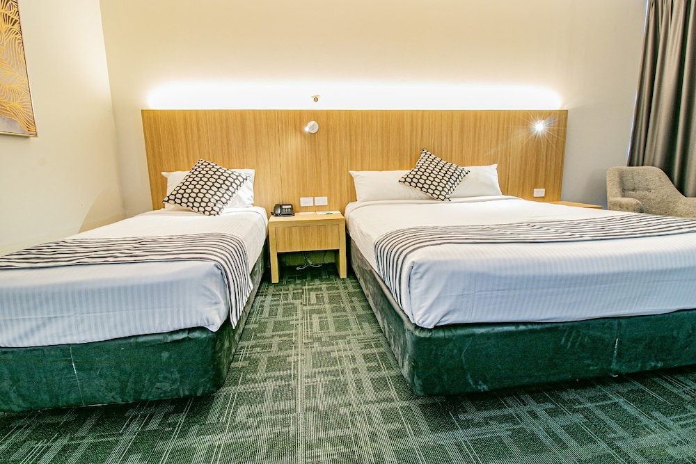 Room, 1 Queen and 1 Single Bed, Ocean View, Side