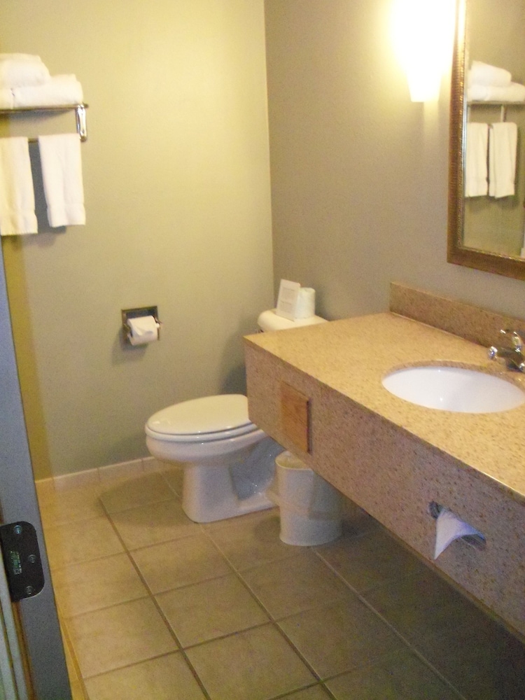 Holiday Inn Express Munising-Lakeview 68/68