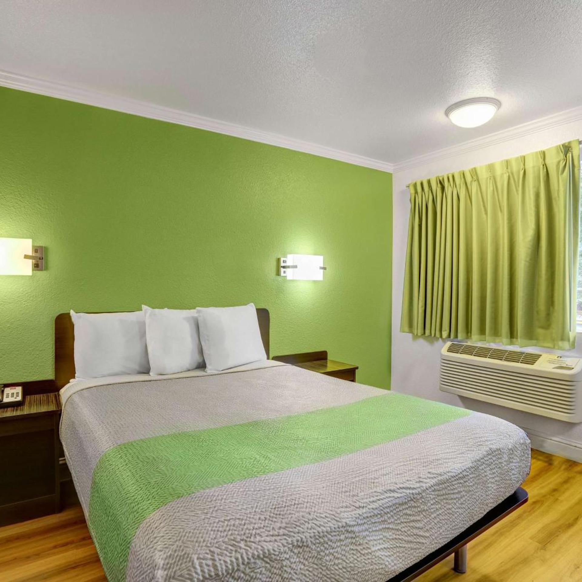 غرفة بسرير كوين للمدخنين، Motel6 King City, CA 6/10