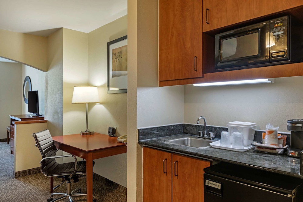 Comfort Suites North Dallas 29/31
