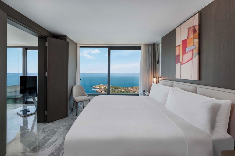 Suite, King Bed, Sea View, Balcony