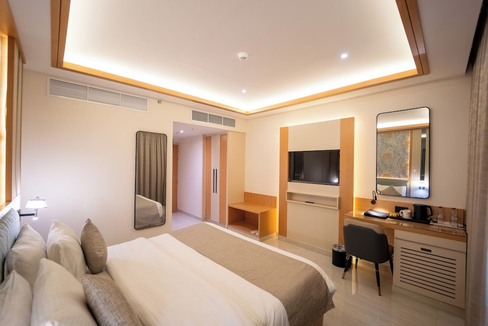 DELUXE, KING BED