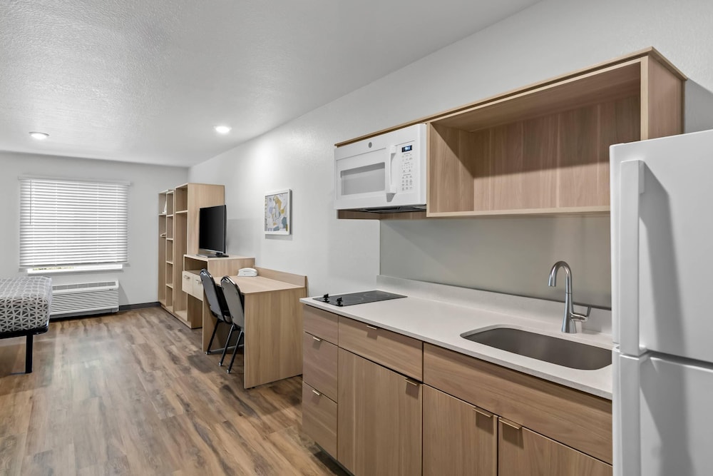 WoodSpring Suites Palm Springs - West Palm Beach, FL 43/44