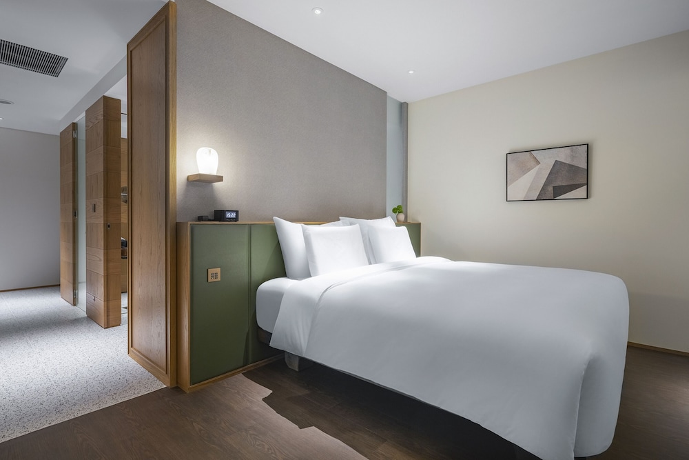 ROOM, KING BED, CORNER