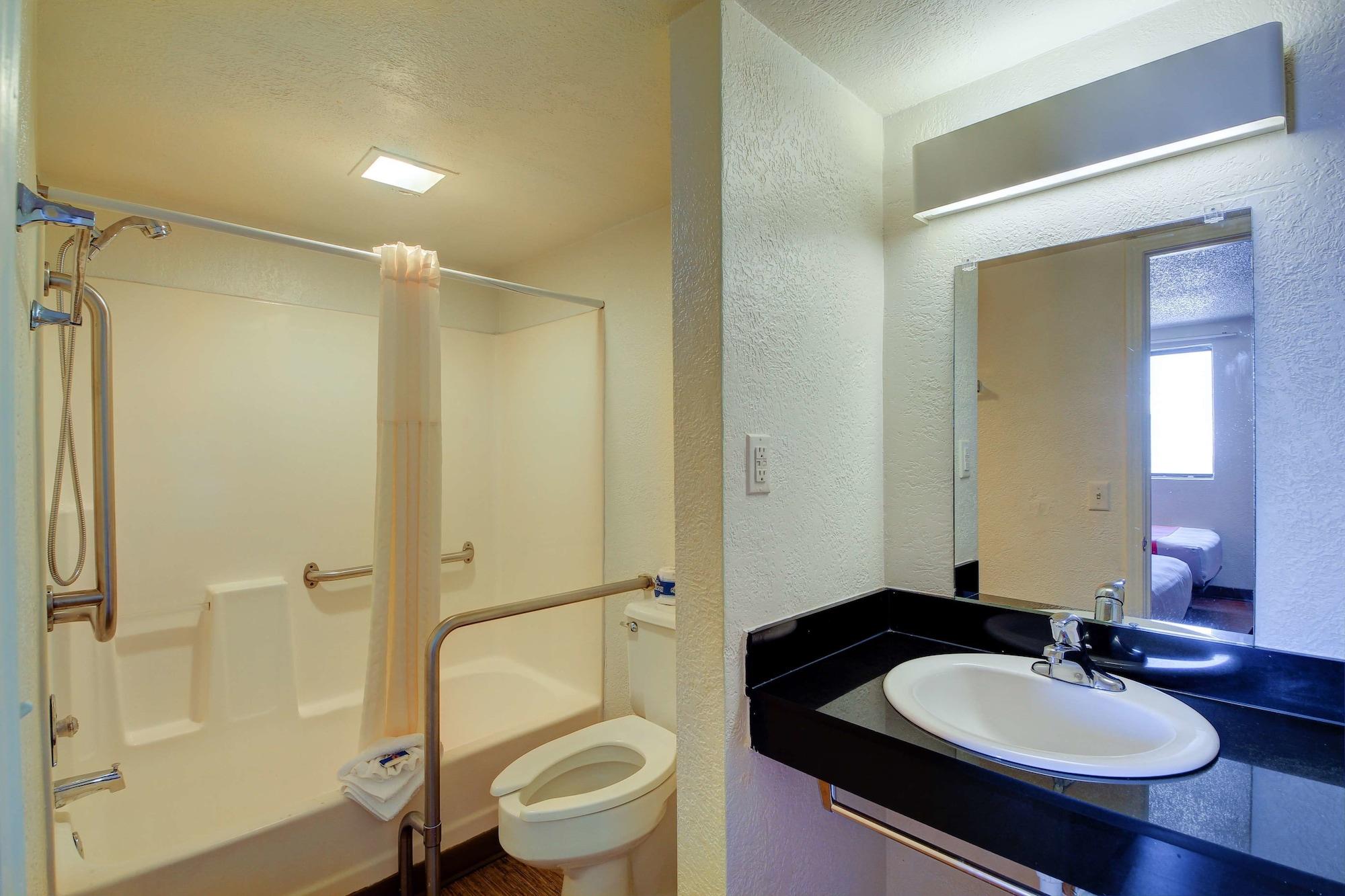 Economy Hotel Plus (ex Motel 6 Oklahoma City North Frontier City) 28/31