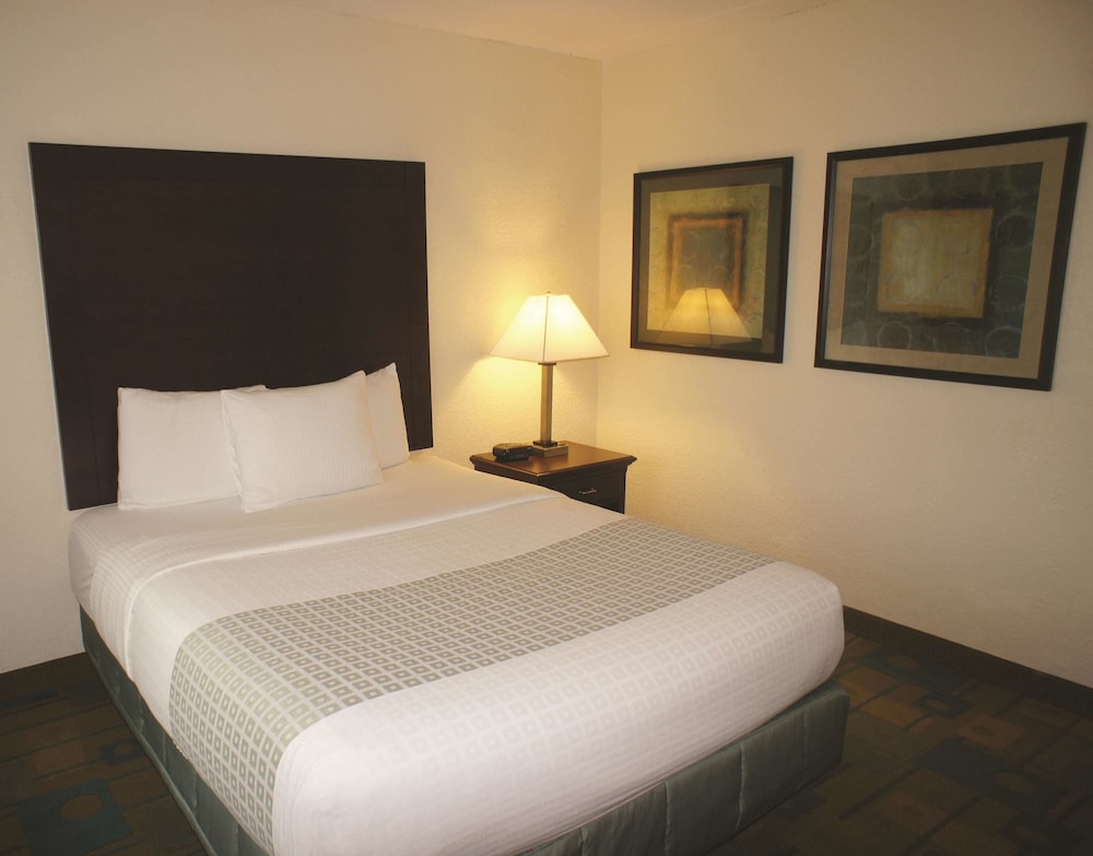 La Quinta Inn & Suites by Wyndham Boston Somerville 16/52