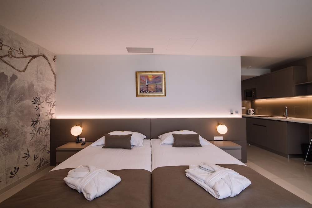Joel Hotel 14/66