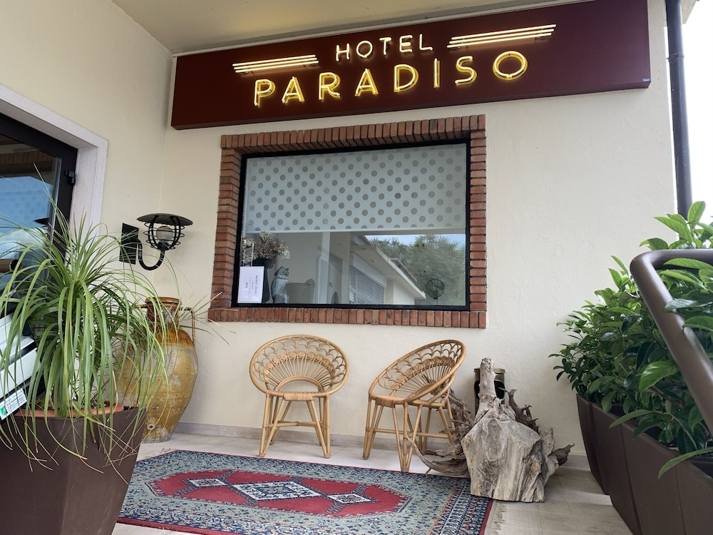 HOTEL PARADISO 6/59