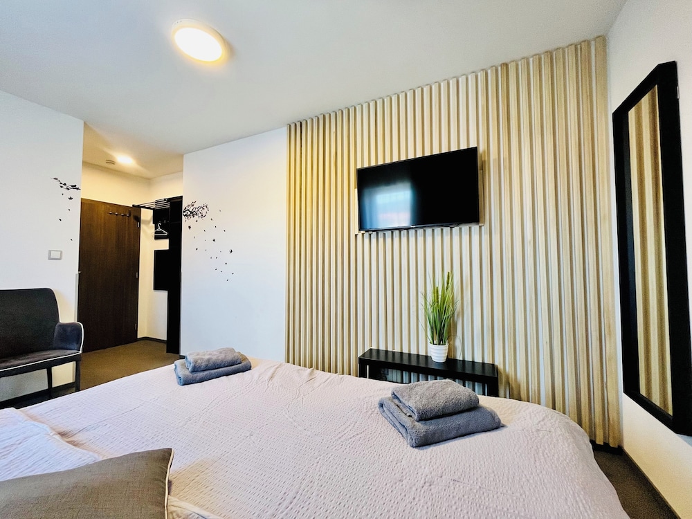 1 BEDROOM, MOUNTAIN VIEW