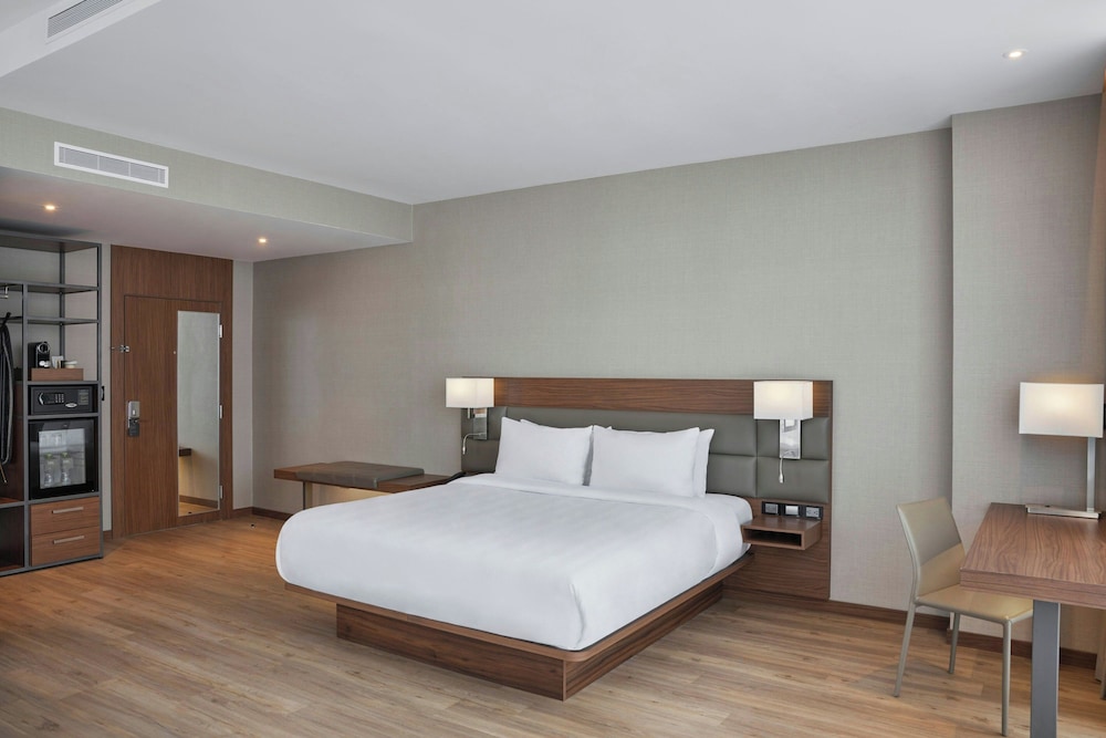 جناح بسرير كينج بإطلالة على المدينة بغرفة نوم واحدة مع أريكة، Ac Hotel By Marriott Saltillo 2/10