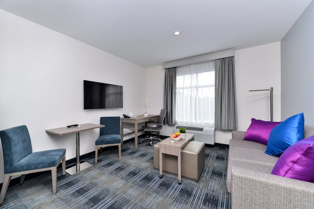 Holiday Inn Express & Suites San Diego - Mission Valley 42/61