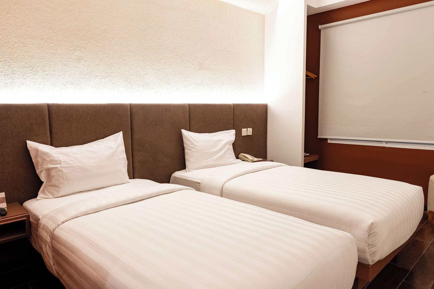 Omar Hotel 12/47