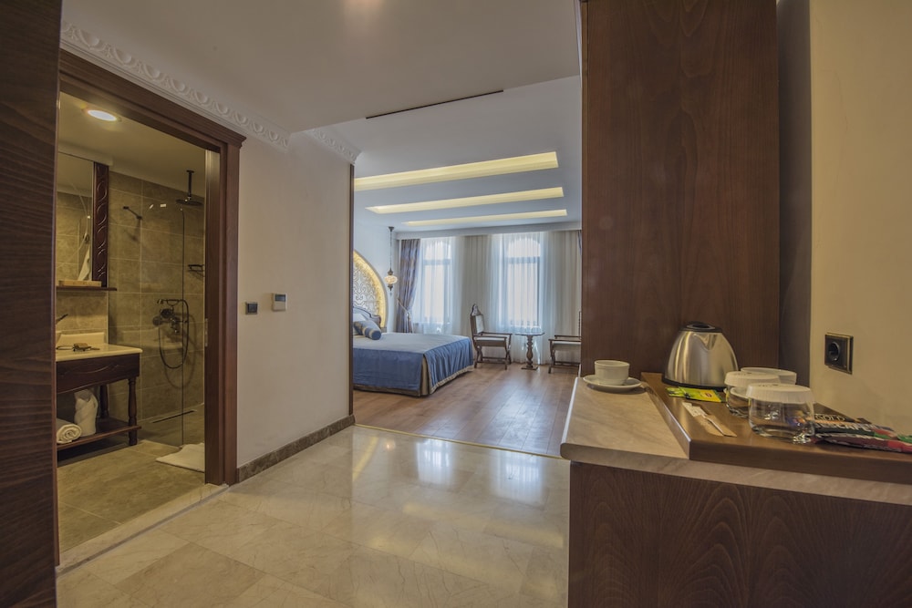 Kaya Ninova Hotel 50/50