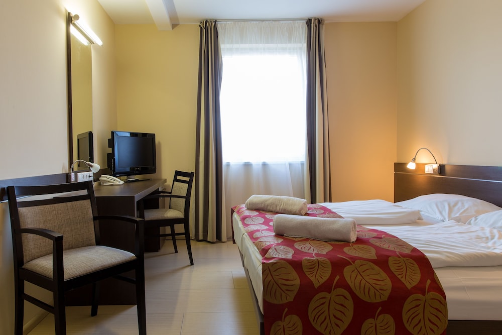 CE Plaza Hotel 7/33