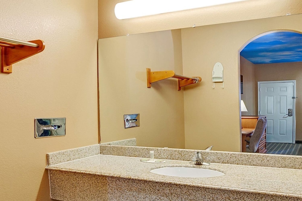 Sapphire Inn & Suites- Deer Park 11/36