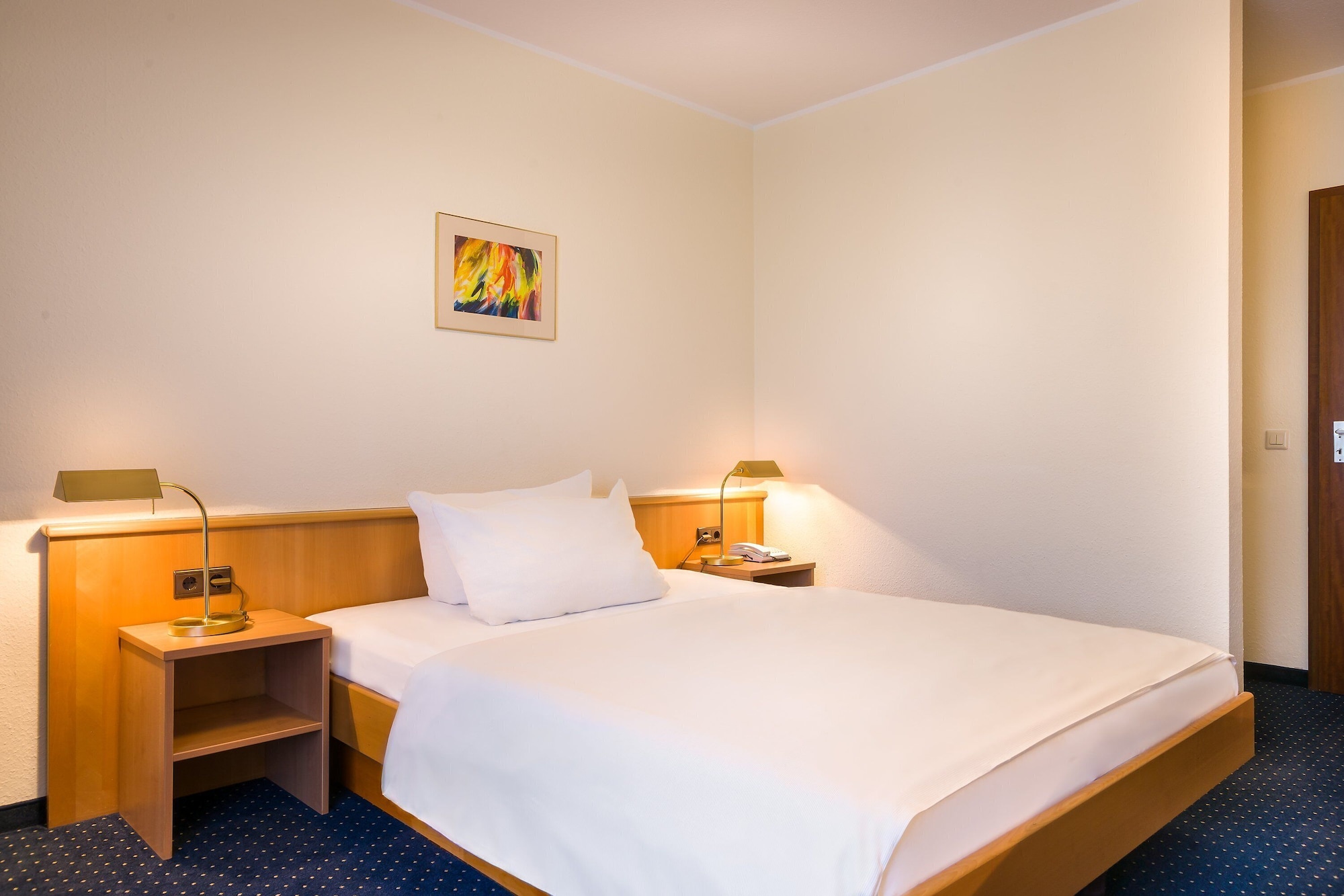 ROOM, SINGLE