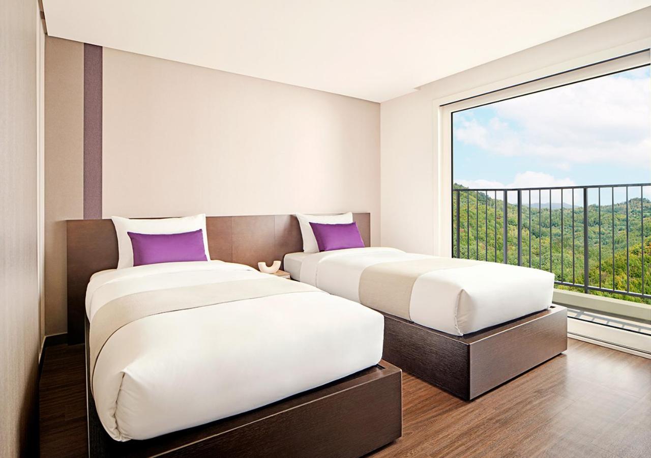DELUXE, SINGLE, TWIN BEDS