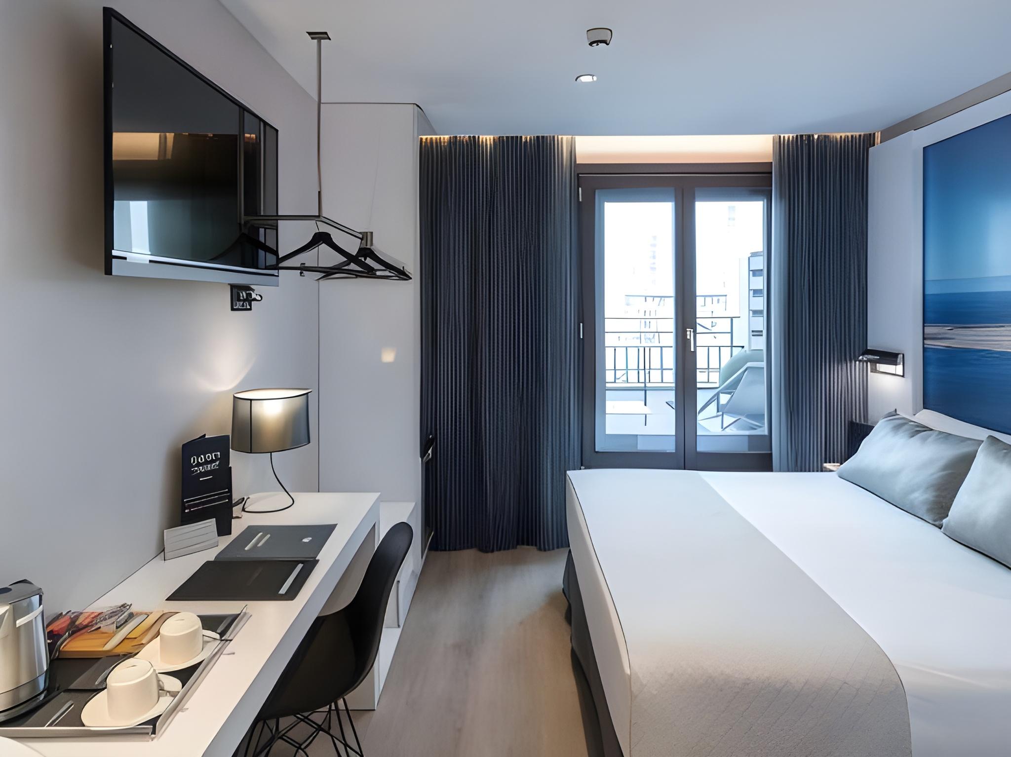 ROOM, DOUBLE BED