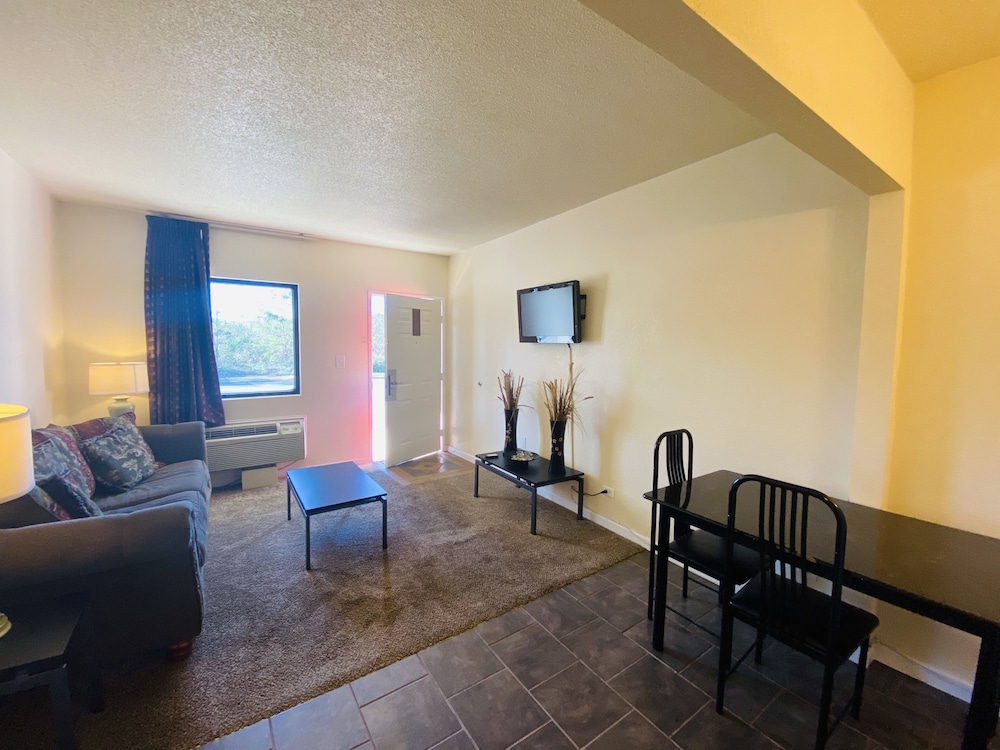 Travelers Place Inn & Suites 45/73