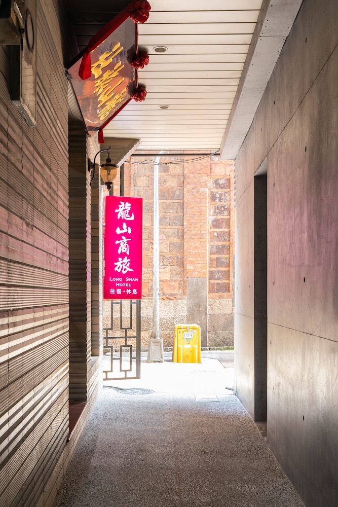 Long Shan Hotel 21/23