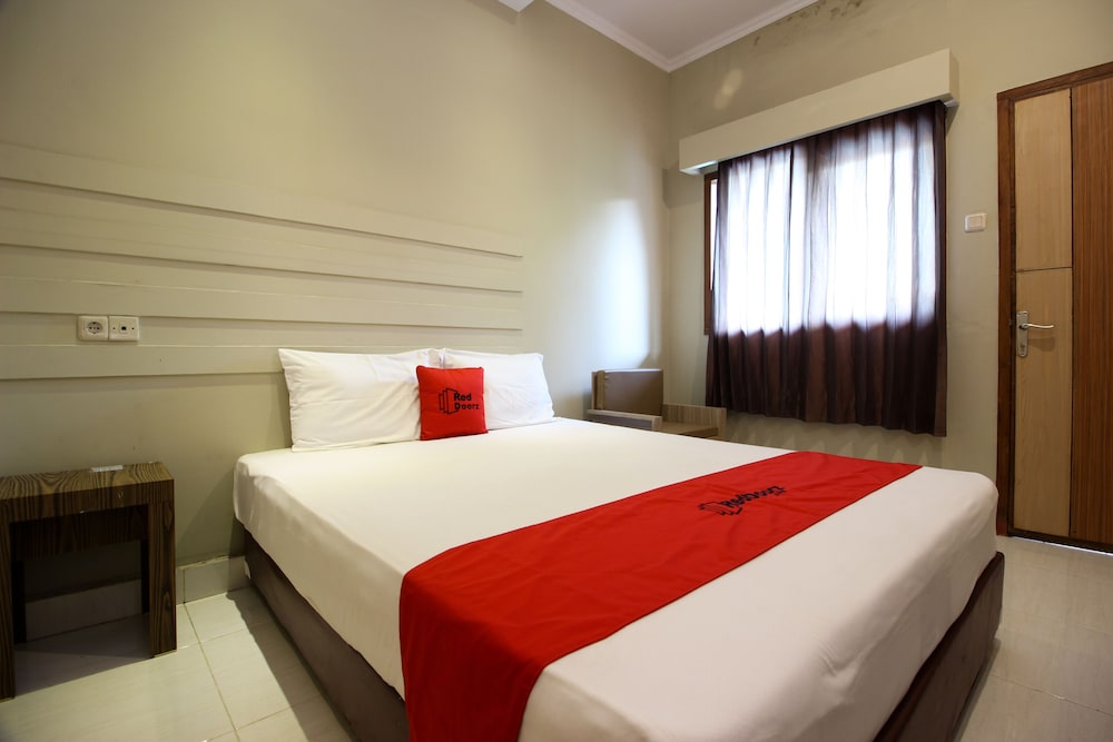 Reddoorz Plus @ Jalan Damai 2 9/24