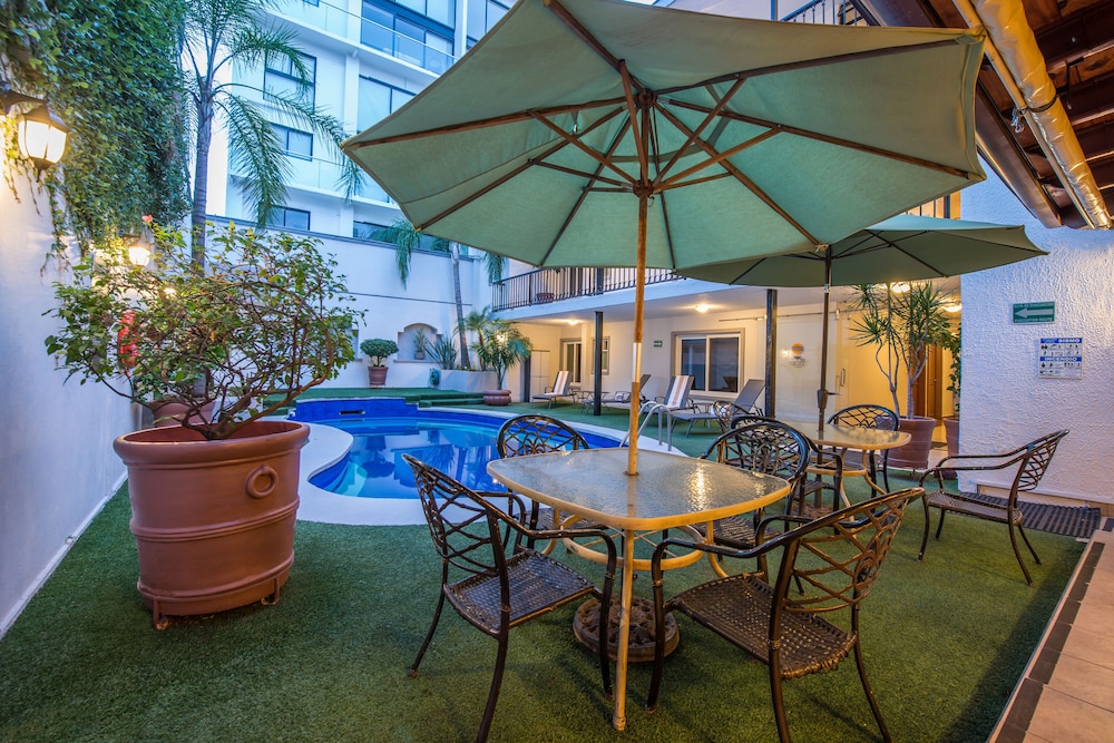 DEL MARQUES HOTEL AND SUITES 45/53