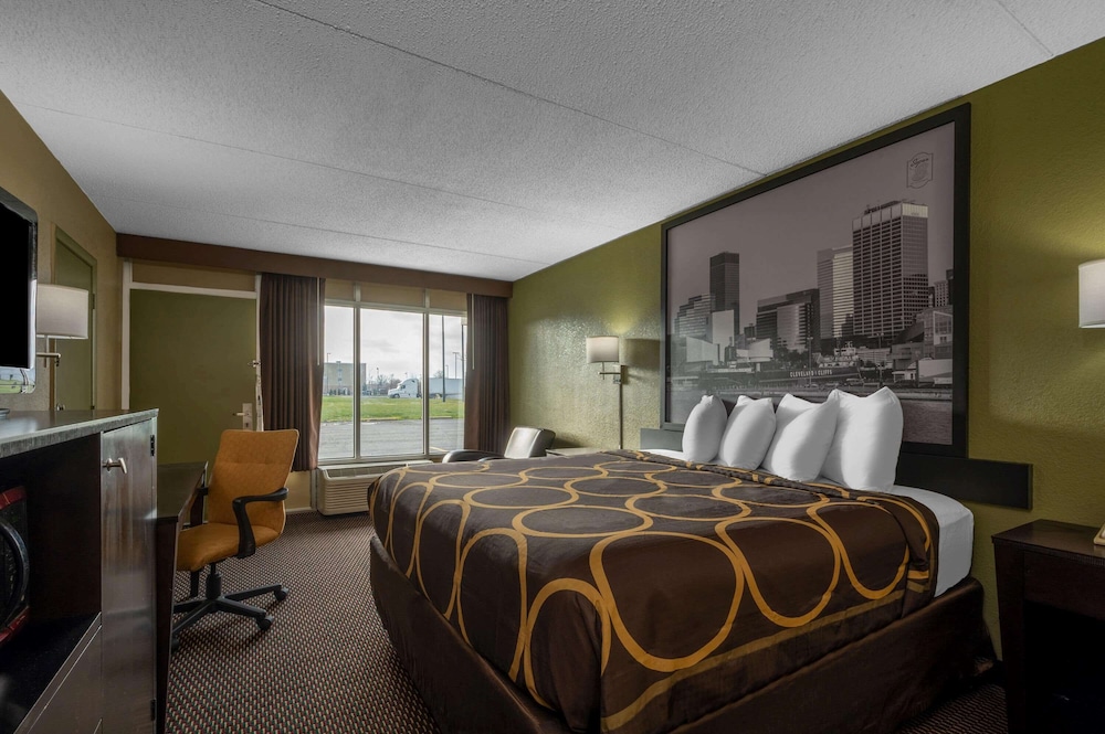 Super 8 by Wyndham Perrysburg - Toledo 10/28