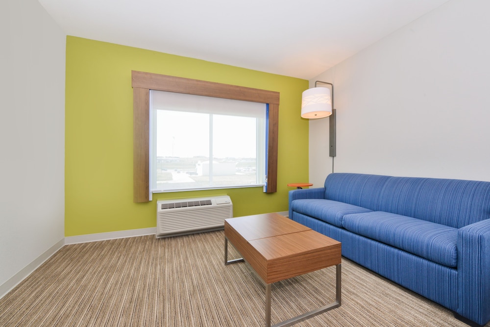 Holiday Inn Express Suites Chadron 38/76