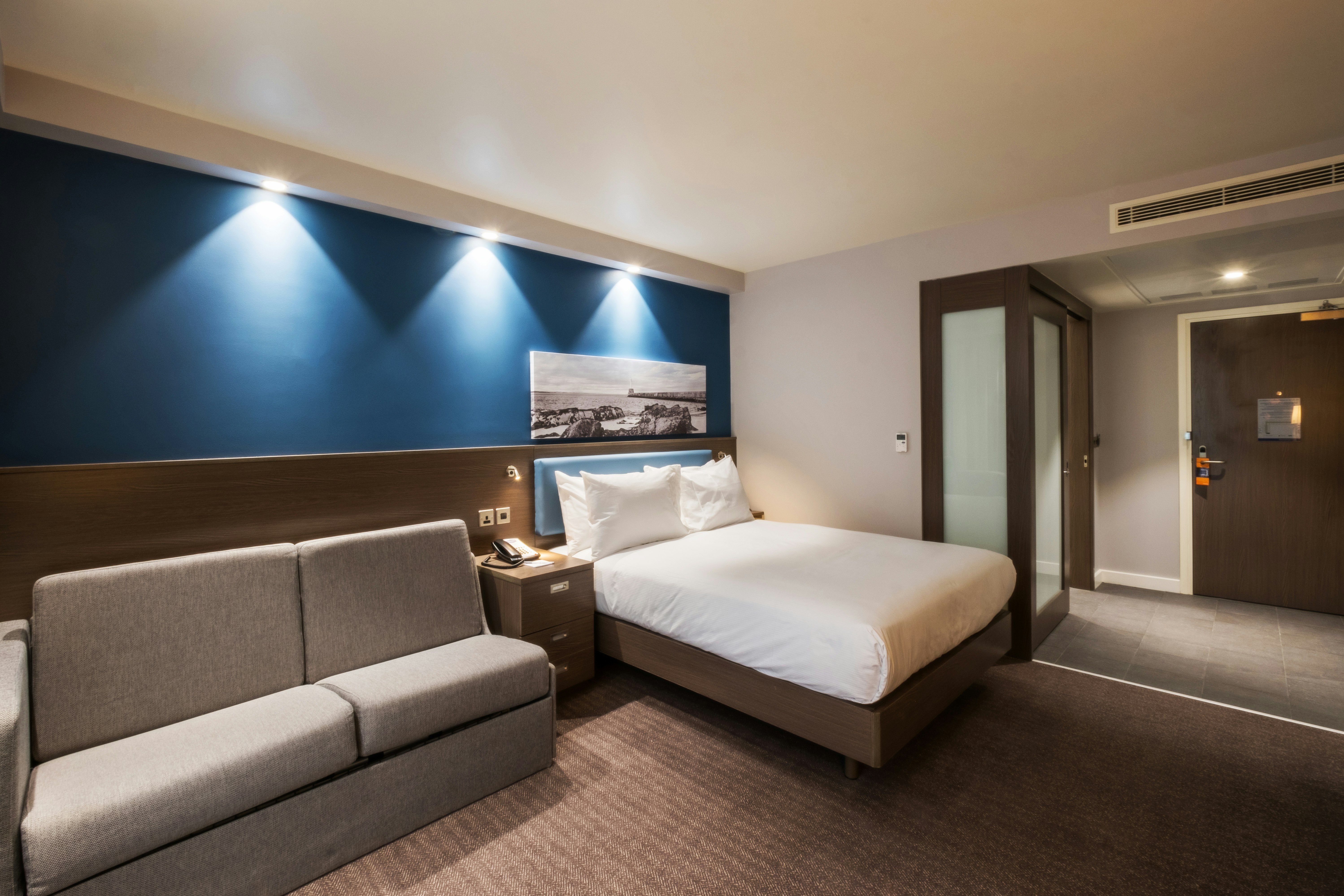 ROOM, QUEEN BED, SOFA