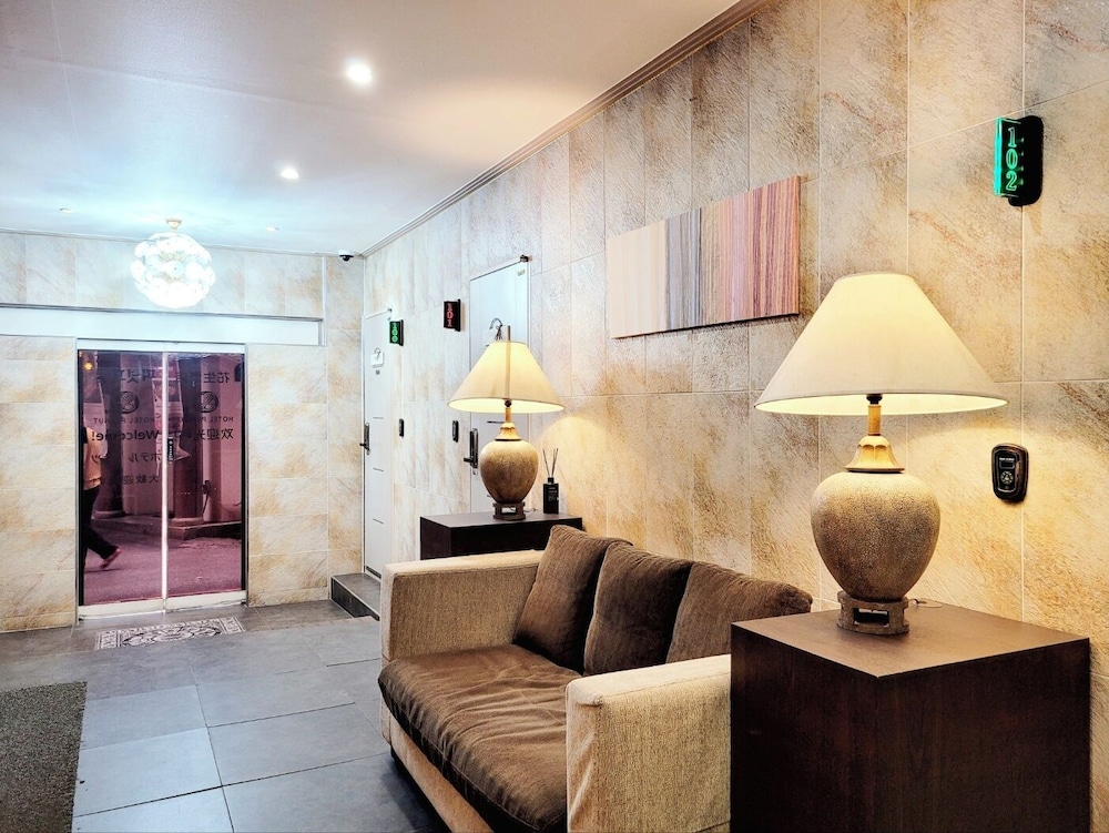 PEANUT HOTEL 44/61
