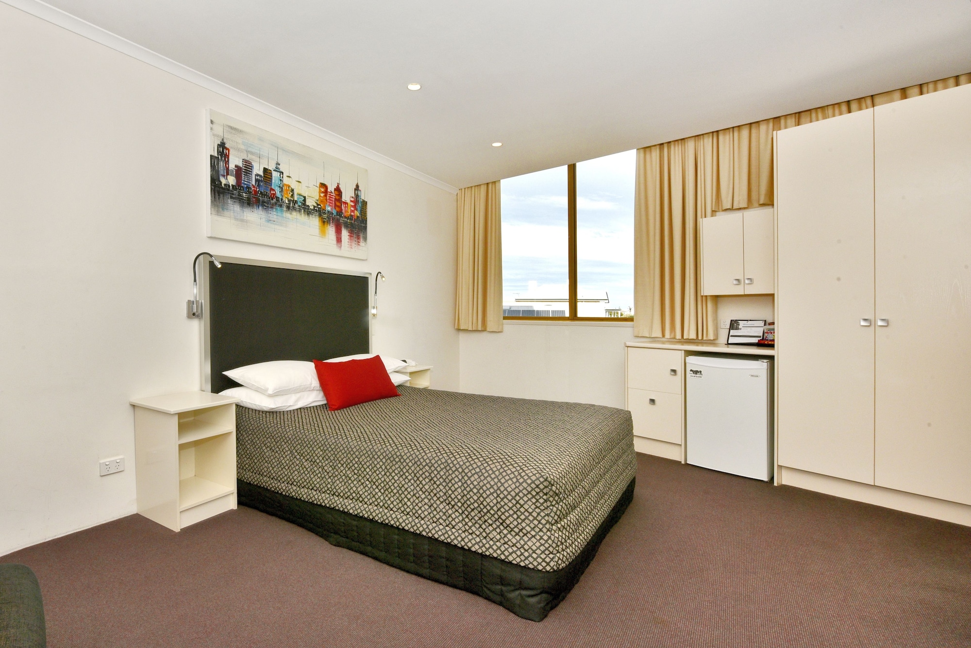 DELUXE, QUEEN BED