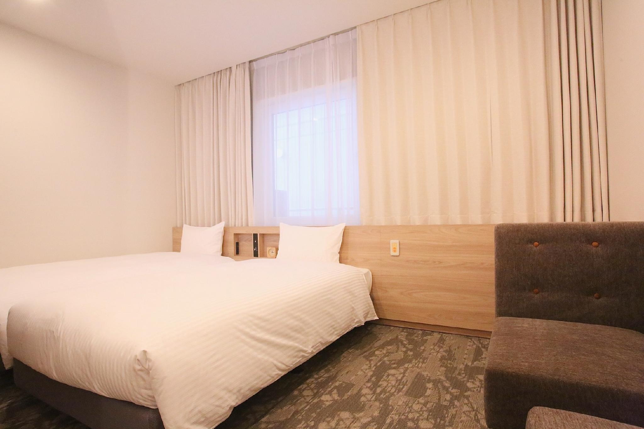 Universal, Twin Beds