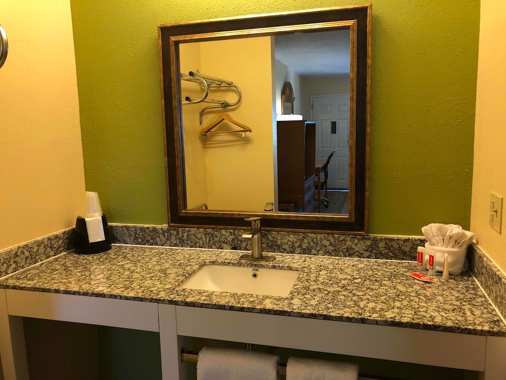 Econo Lodge West Coors Blvd 28/34
