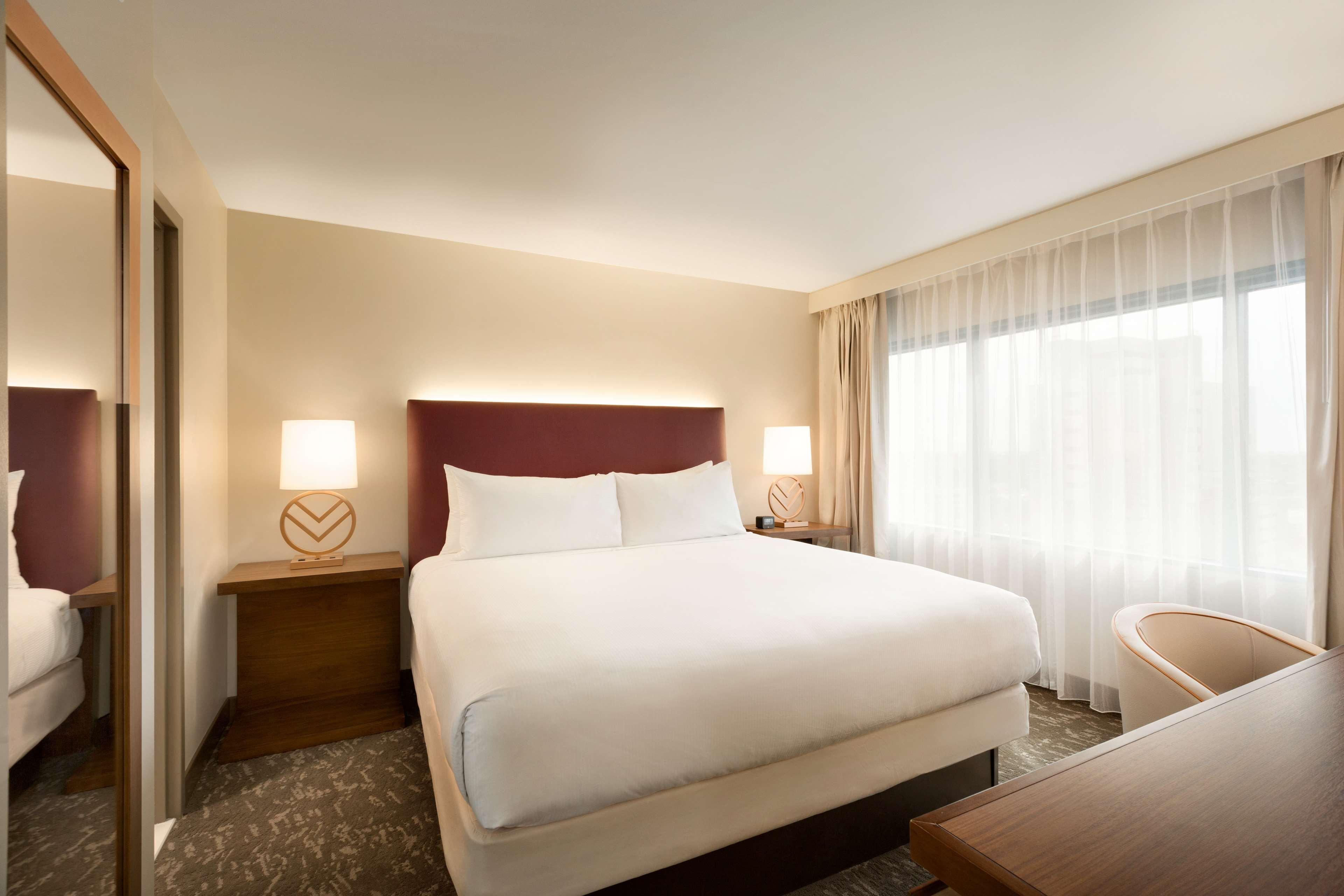 CONFERENCE, 2 ROOMS, SUITE, KING BED, ACCESSIBLE