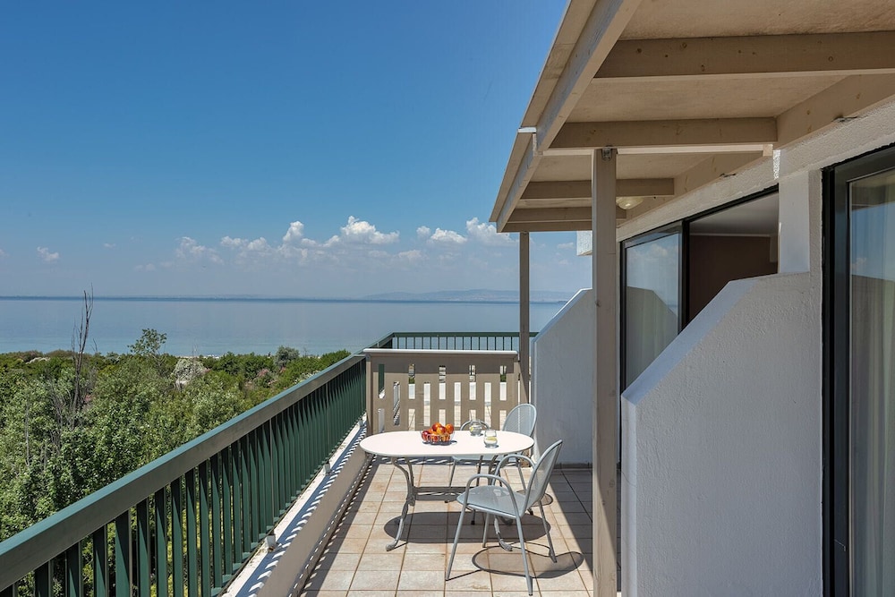 Sun Beach Hotel 47/53