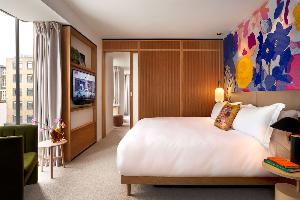 Room at The BoTree London, Curio Collection by Hilton, LONDON