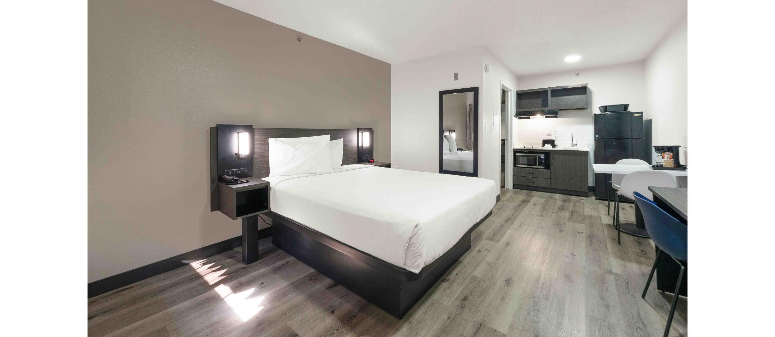 1 Queen Bed - ADA/RI Shower
