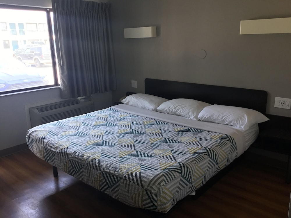 STANDARD, KING BED, ACCESSIBLE