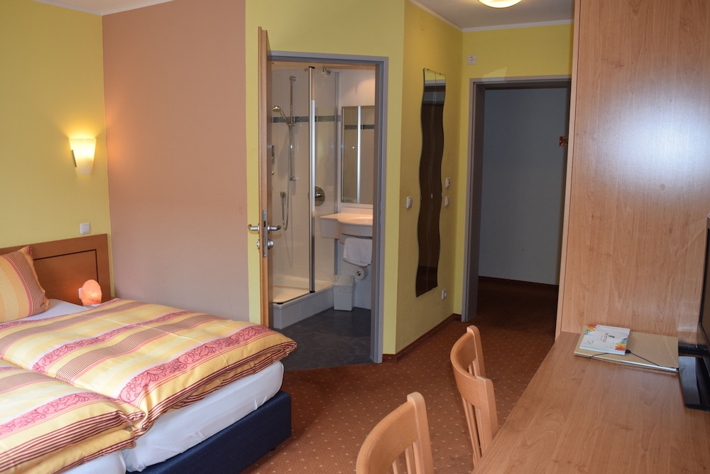 ROOM, DOUBLE BED