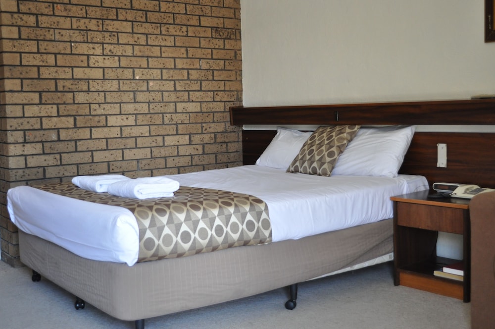 ALBURY BURVALE MOTOR INN 10/47